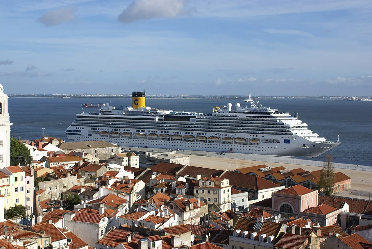 Alfama, Lisbon (DSC03367).jpg