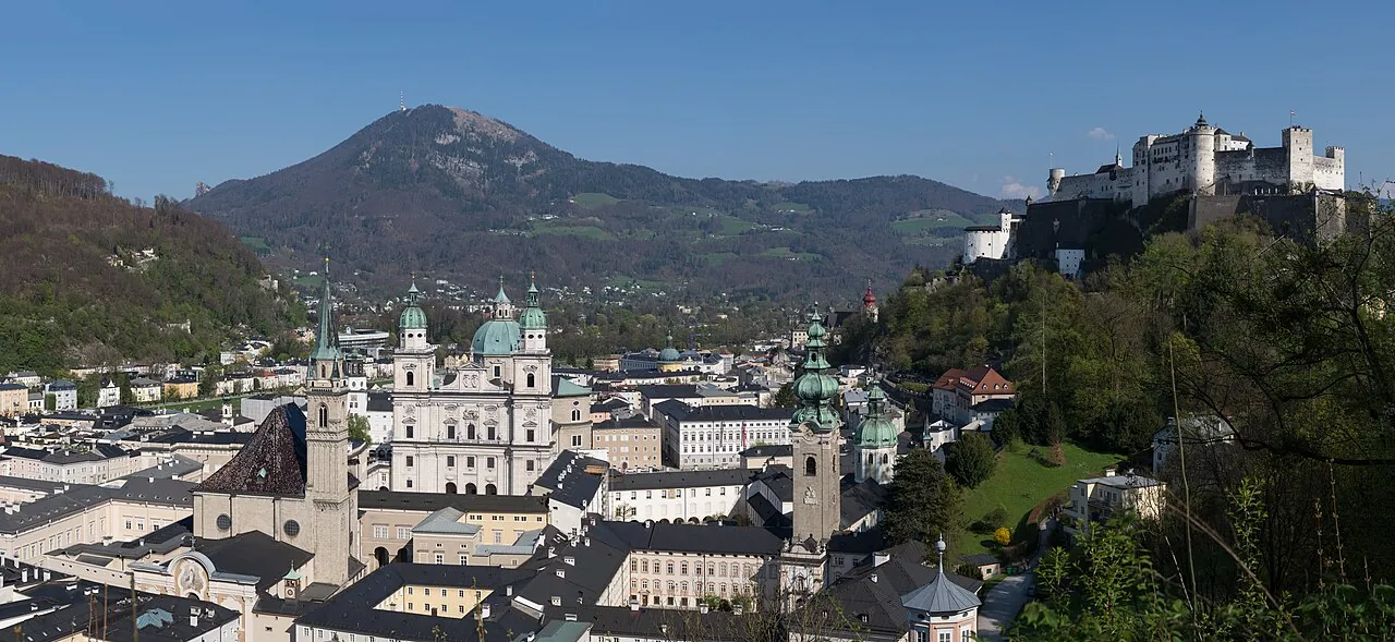 Salzburg Altstadt Panorama 20170409 02.jpg