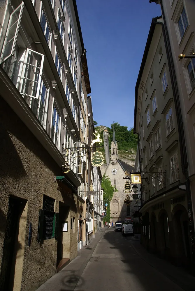 Narrow Getreidegasse street beside Hotel Goldener Hirsch