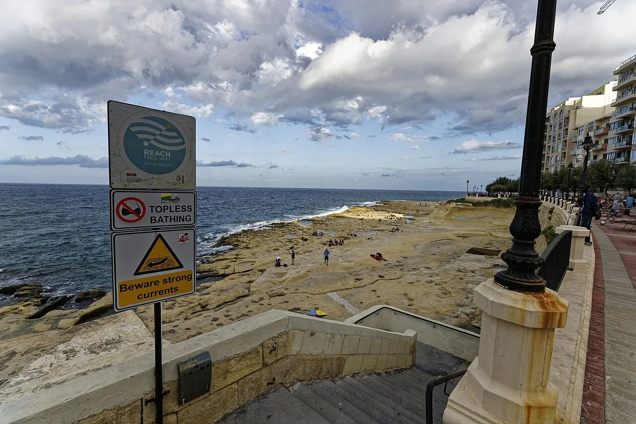 Malta - St. Julian's - Sliema - Sliema Promenade - Fond Ghadir Beach 01.jpg